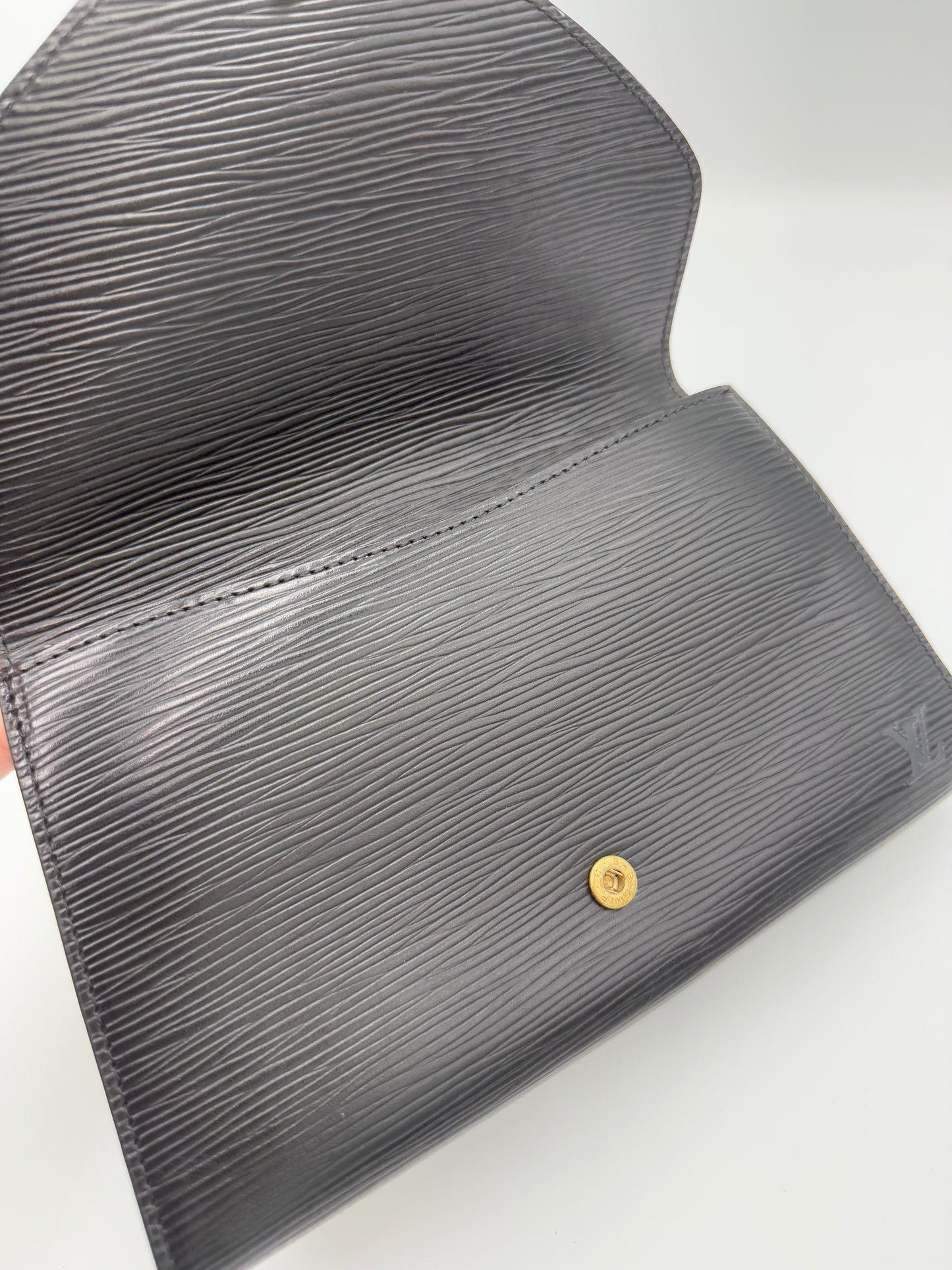 Louis Vuitton Vintage Black Epi Envelope Clutch VI0950