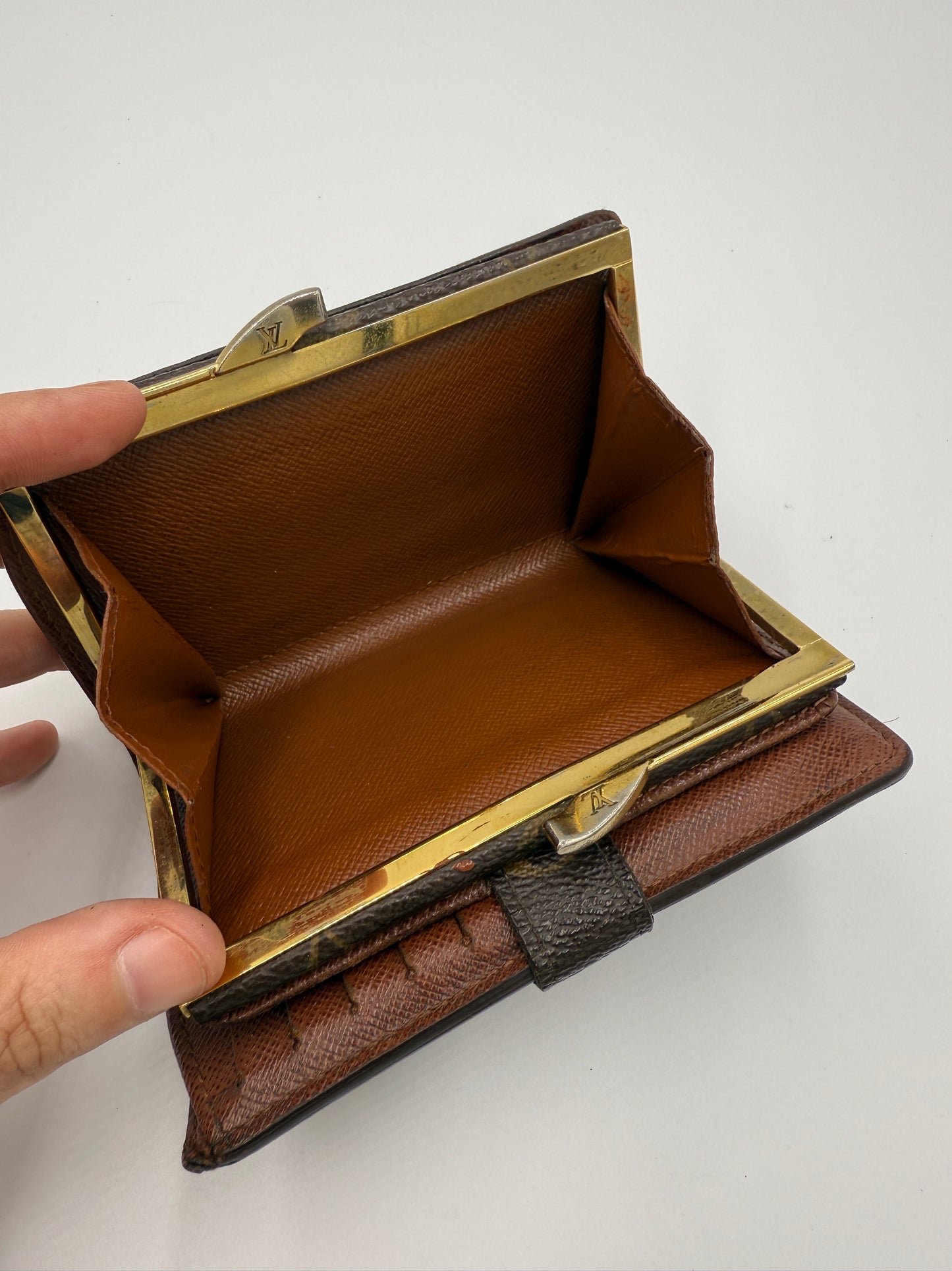 Givvy Louis Vuitton Monogram Coated Canvas Kisslock Wallet