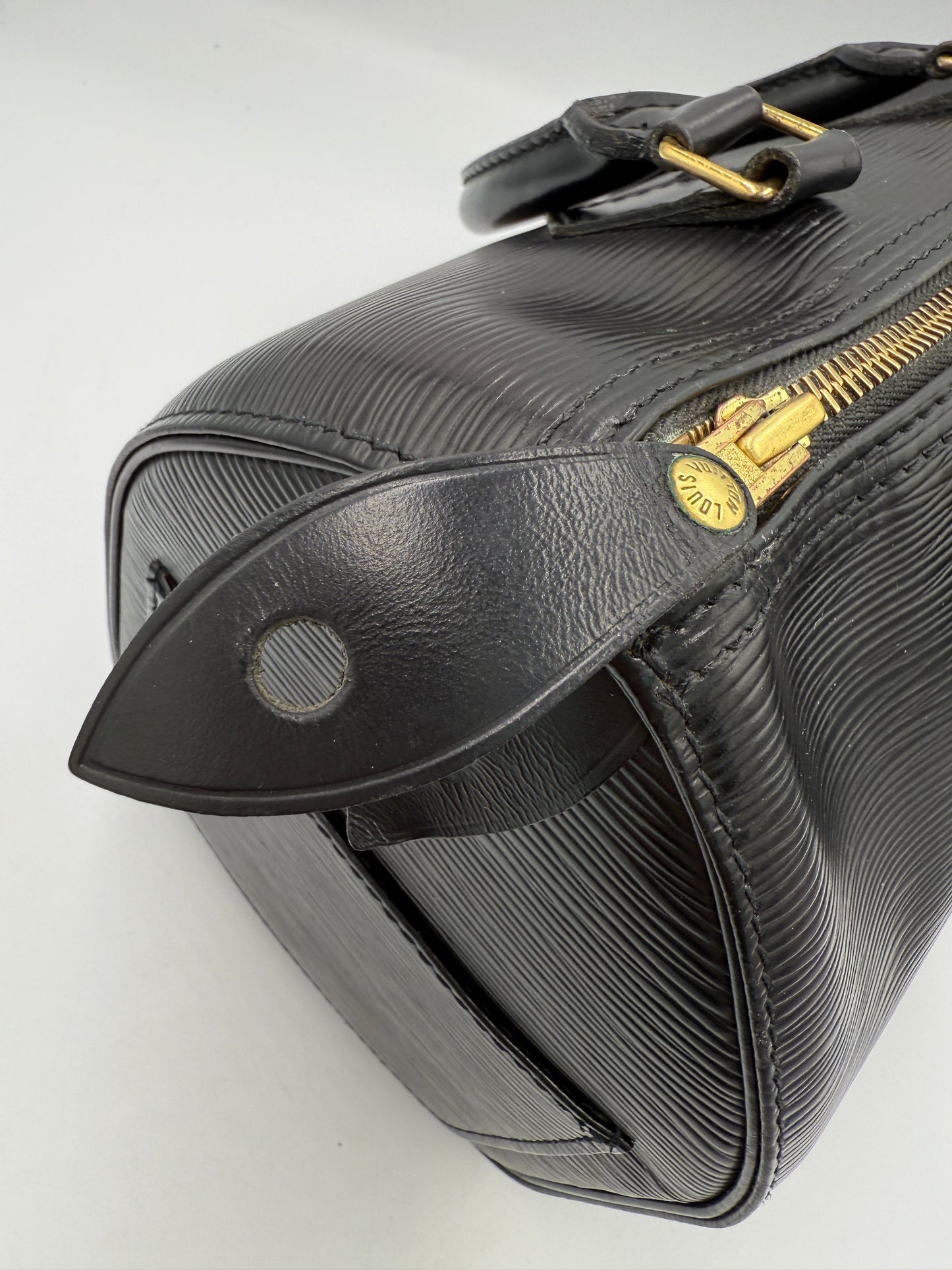 Louis Vuitton Speedy 25 Black Epi Leather VI0943