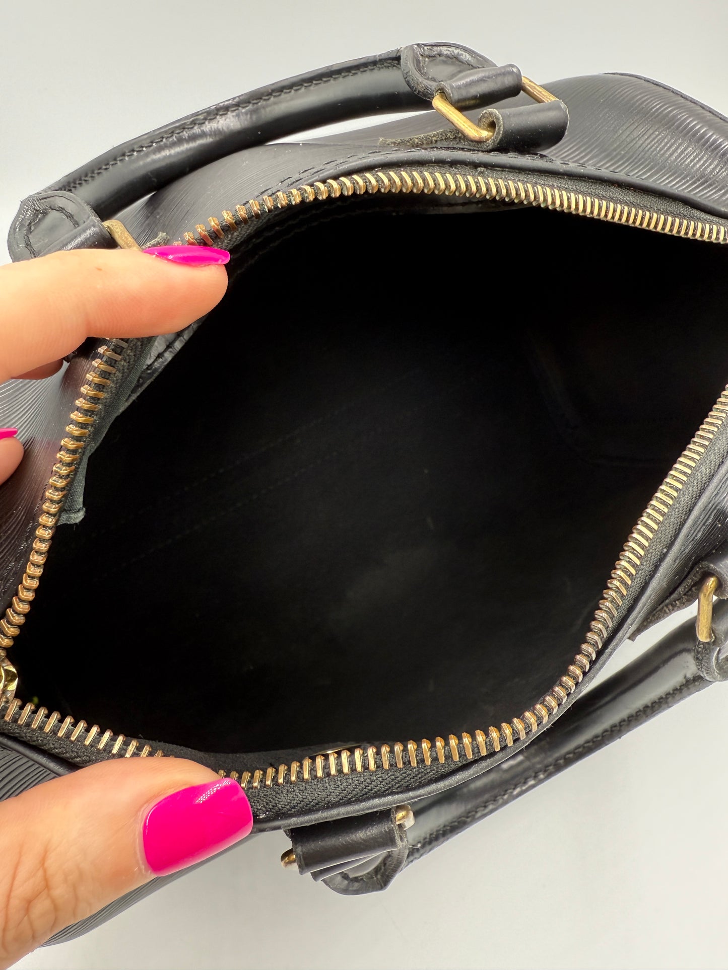 Louis Vuitton Speedy 25 Black Epi Leather VI0943