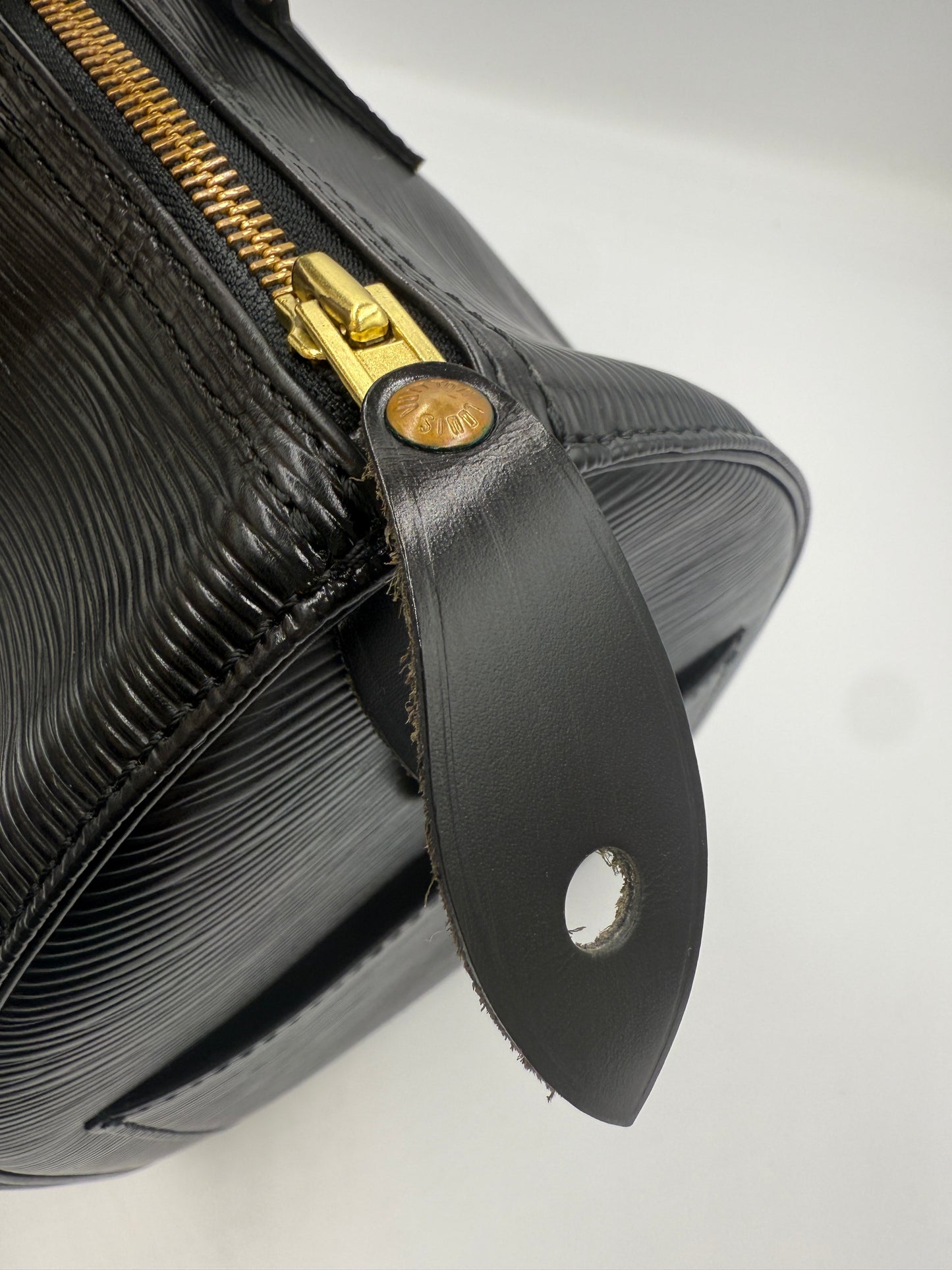 Louis Vuitton Speedy 30 Black Epi Leather VI0956
