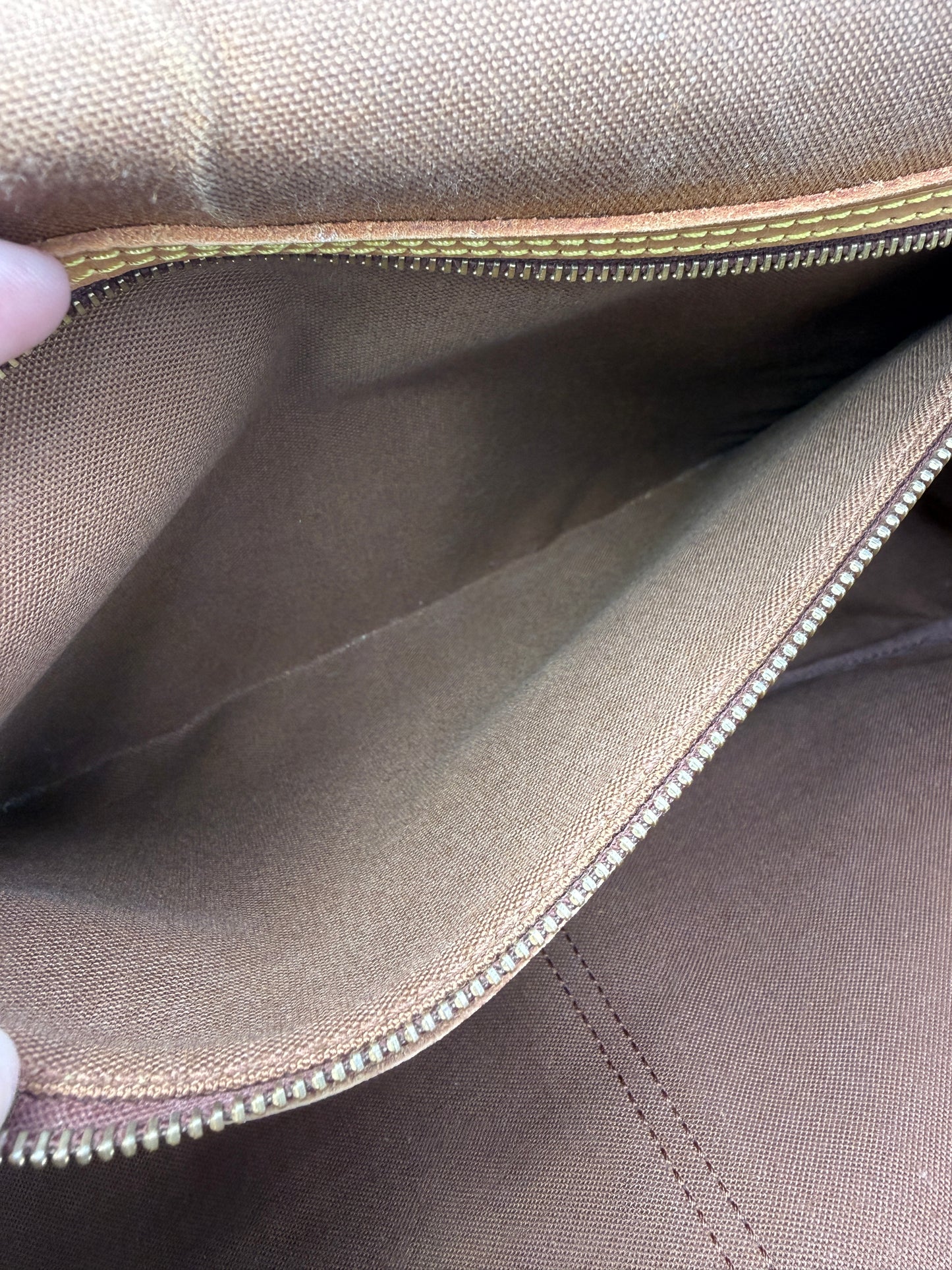 Louis Vuitton Authentic Unisex Vintage Monogram Messenger Bag With COA AR0964