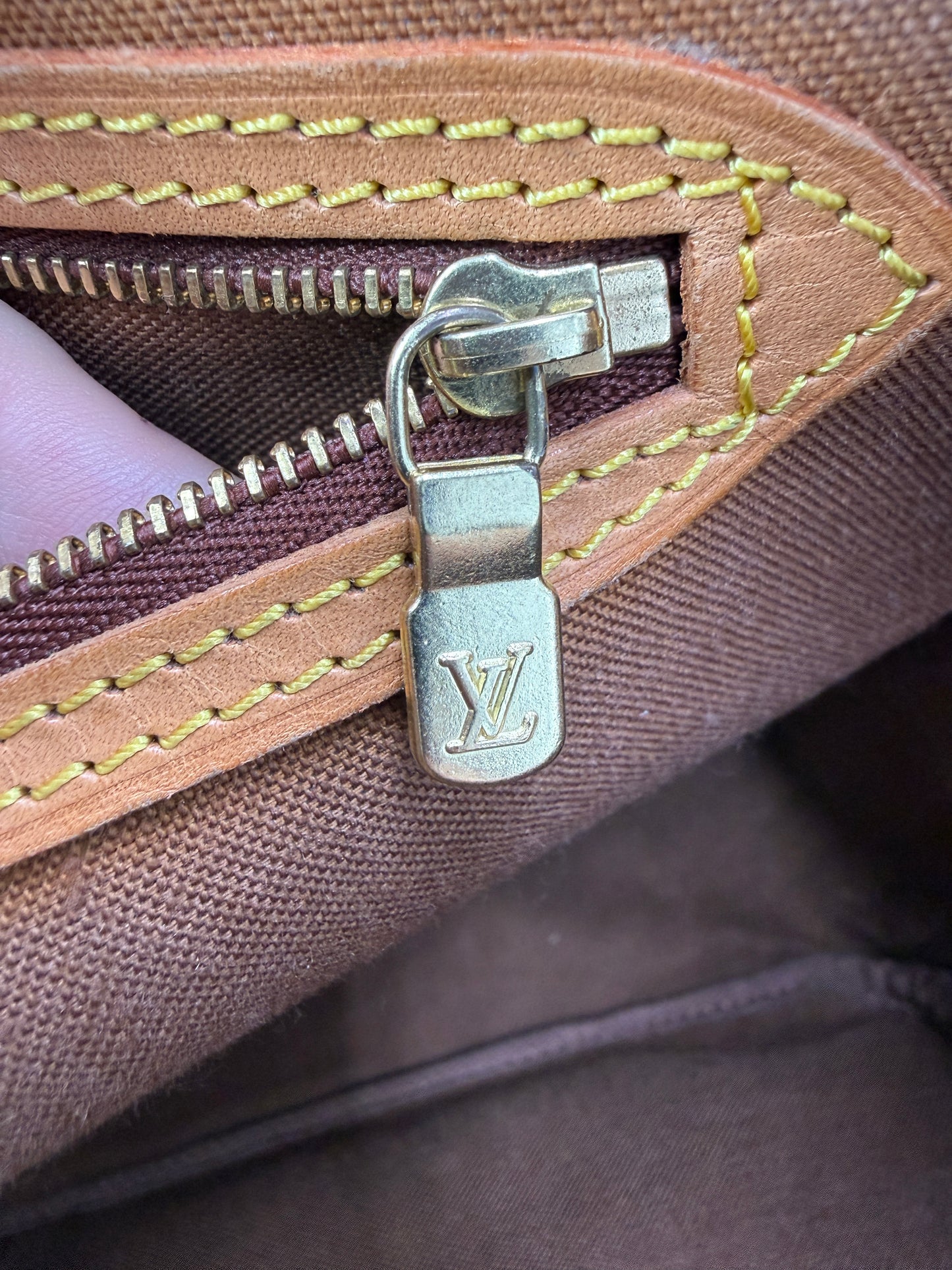 Louis Vuitton Authentic Unisex Vintage Monogram Messenger Bag With COA AR0964