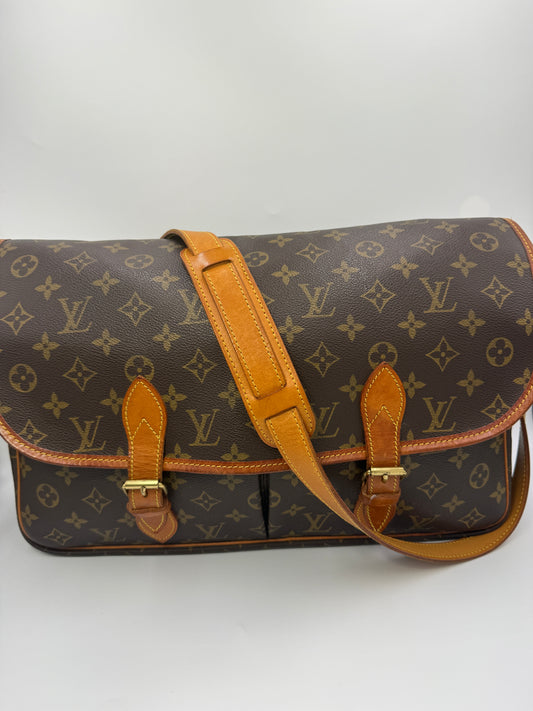 Louis Vuitton Authentic Unisex Vintage Monogram Messenger Bag With COA AR0964