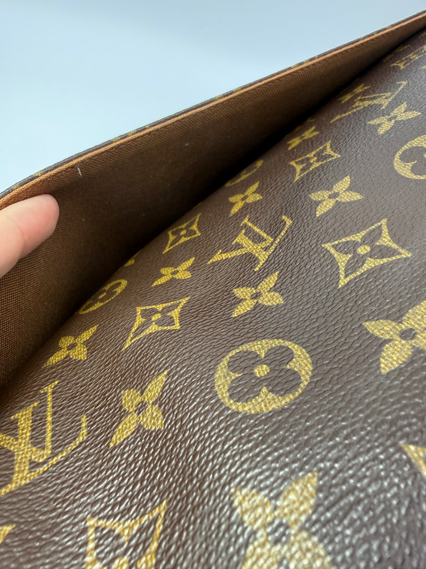 Louis Vuitton Authentic Unisex Vintage Monogram Messenger Bag With COA AR0964