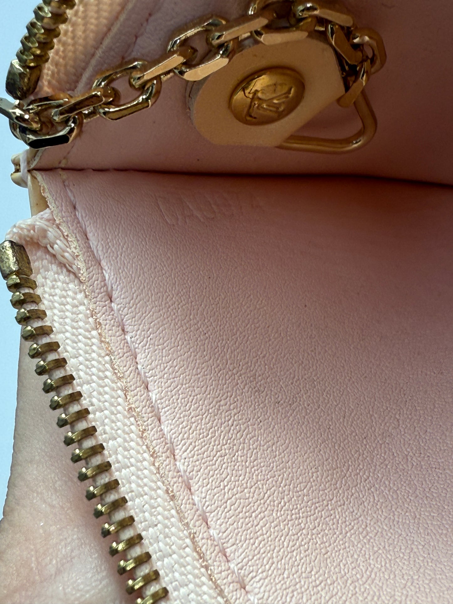 Louis Vuitton Cream Vernis Key Cles CA0074